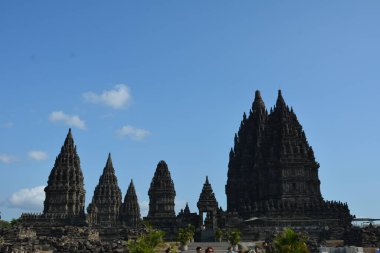 Antik Prambanan Tapınağı 'nı ve Endonezya' nın Centra Java kentindeki Sewu 'yu gün batımında keşfediyorum.
