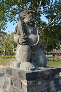 Antik Prambanan Tapınağı 'nı ve Endonezya' nın Centra Java kentindeki Sewu 'yu gün batımında keşfediyorum.
