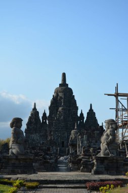 Antik Prambanan Tapınağı 'nı ve Endonezya' nın Centra Java kentindeki Sewu 'yu gün batımında keşfediyorum.