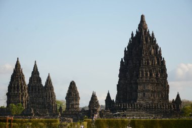 Antik Prambanan Tapınağı 'nı ve Endonezya' nın Centra Java kentindeki Sewu 'yu gün batımında keşfediyorum.