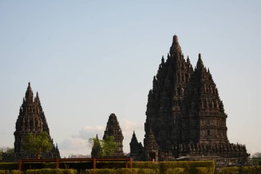Antik Prambanan Tapınağı 'nı ve Endonezya' nın Centra Java kentindeki Sewu 'yu gün batımında keşfediyorum.