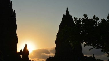 Antik Prambanan Tapınağı 'nı ve Endonezya' nın Centra Java kentindeki Sewu 'yu gün batımında keşfediyorum.