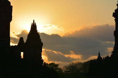 Antik Prambanan Tapınağı 'nı ve Endonezya' nın Centra Java kentindeki Sewu 'yu gün batımında keşfediyorum.
