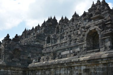 Sıcak bir yaz gününde ünlü Budist Borobudur Tapınağı 'nı keşfetmek. 
