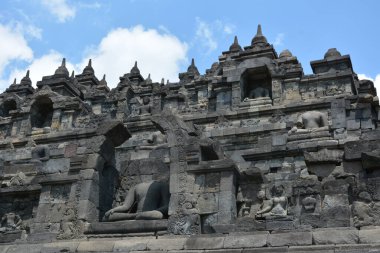 Sıcak bir yaz gününde ünlü Budist Borobudur Tapınağı 'nı keşfetmek. 