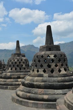 Sıcak bir yaz gününde ünlü Budist Borobudur Tapınağı 'nı keşfetmek. 