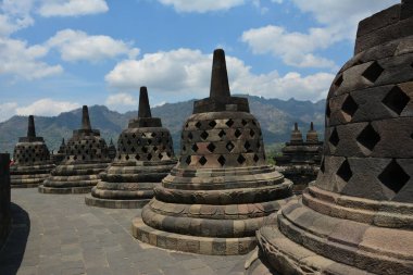 Sıcak bir yaz gününde ünlü Budist Borobudur Tapınağı 'nı keşfetmek. 