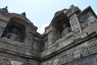 Sıcak bir yaz gününde ünlü Budist Borobudur Tapınağı 'nı keşfetmek. 