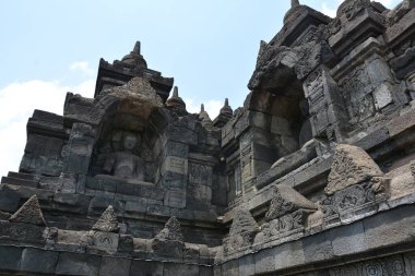 Sıcak bir yaz gününde ünlü Budist Borobudur Tapınağı 'nı keşfetmek. 