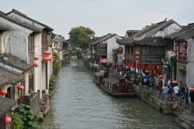 Şangay 'dan buraya bir günlük gezide Suzhou şehrinin eski bölümünün kanallarını ve mimarisini keşfediyorum.