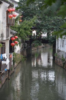 Şangay 'dan buraya bir günlük gezide Suzhou şehrinin eski bölümünün kanallarını ve mimarisini keşfediyorum.