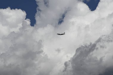 Shangri-la kasabası üzerindeki beyaz bulutlar ve derin mavi gökyüzü yüksek irtifa kombinasyonu ve temiz hava bazı müthiş ufuk manzarası için yapar - aynı zamanda Shangri-La havaalanına inmek için giden bir uçak yakaladı