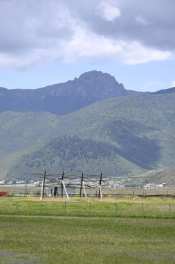 Napa Denizi (Napahai) Şangri-La kasabasından yaklaşık 30 dakika uzaklıkta yer almaktadır. Göl, çayır, yüksek dağlar ve sonsuz ufuk manzarası sunmaktadır.