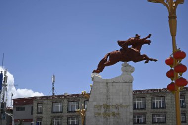 Çin 'in Yunnan eyaletinin Şangri-La kasabasının yerel sakinlerinin göçebe ve ata binme doğasının anıtı.
