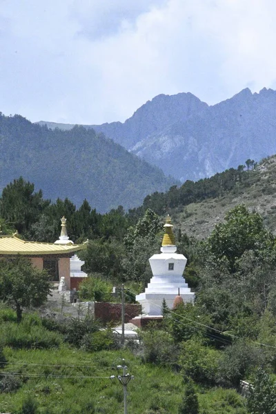 Sacred Religious Structures Just Foothills Mountains Town Shangri — Stockfoto