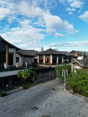 Uçak Shangri-La havaalanına iniyor.