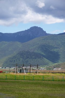 Uçak Shangri-La havaalanına iniyor.
