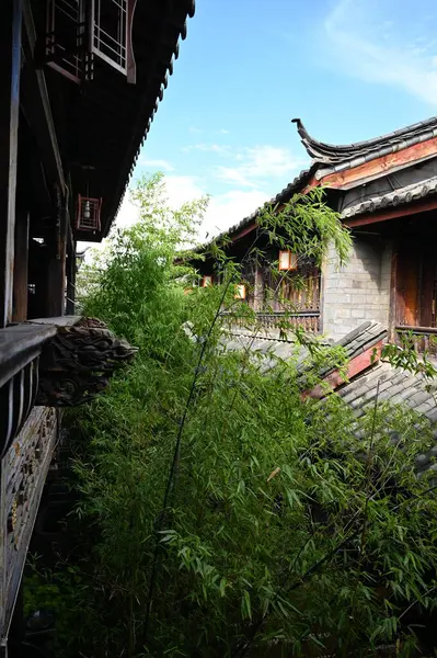 Exploring Ancient Town Lijiang Yunnan Province China Admiring Ornate Interesting — 图库照片