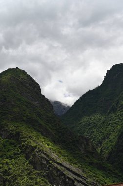 Batı Çin 'de bulunan Kaplan Sıçrayan Vadisi doğal oluşumunun panorma görüntüsü - Yunnan eyaleti - Şangri-La' ya bir gezi planlayıp planlamadığınızı kontrol edin