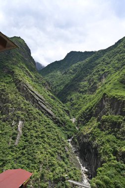 Batı Çin 'de bulunan Kaplan Sıçrayan Vadisi doğal oluşumunun panorma görüntüsü - Yunnan eyaleti - Şangri-La' ya bir gezi planlayıp planlamadığınızı kontrol edin
