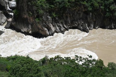 Batı Çin 'de bulunan Kaplan Sıçrayan Vadisi doğal oluşumunun panorma görüntüsü - Yunnan eyaleti - Şangri-La' ya bir gezi planlayıp planlamadığınızı kontrol edin