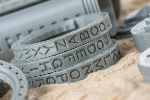 Peças plásticas impressas em uma impressora 3D, anéis de letras redondas para cryptex. — Fotografia de Stock