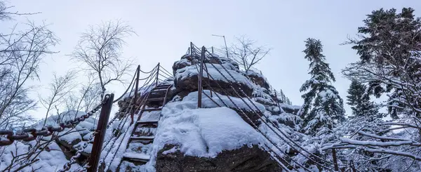 Vista panorámica del mirador de Certovy kameny en las montañas Jeseniky en República Checa en invierno —  Fotos de Stock