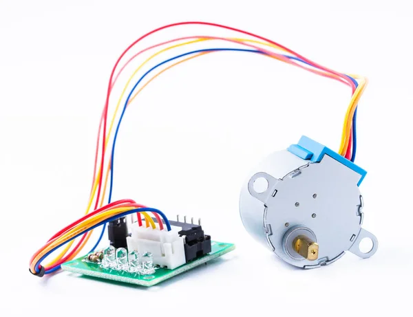 Stepper motor en controller voor arduino geïsoleerd op witte achtergrond. — Stockfoto