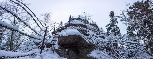 Romántica vista panorámica del mirador de Certovy kameny en las montañas Jeseniky en República Checa en invierno. — Foto de Stock