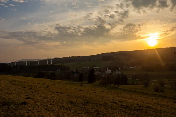 Skizentrum Ramzova mit Windparks im Hintergrund bei Sonnenuntergang — Stockfoto