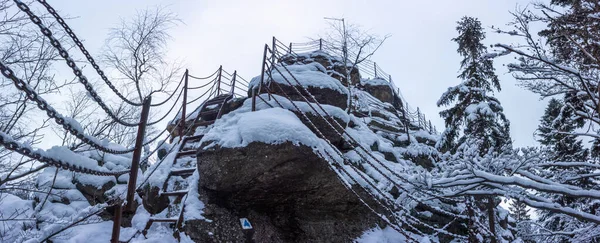 Çek Cumhuriyeti 'nin Jeseniky dağlarında kışın Certovy kameny. Romantik panoramik bakış açısı. — Stok fotoğraf