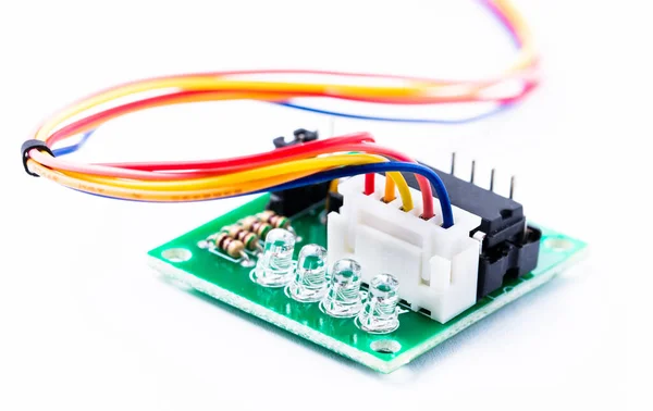 Detail van controller voor stappenmotor voor arduino geïsoleerd op witte achtergrond. — Stockfoto
