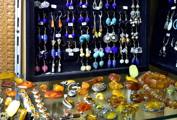Loja de brincos orientais feitos de pedras preciosas — Fotografia de Stock