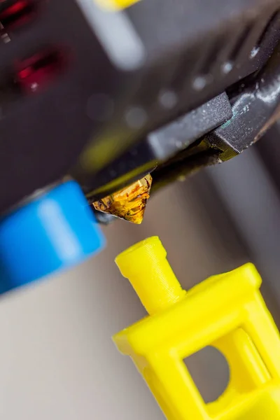 Detalhe muito próximo da impressora 3D com impressão de hotend e ventilador navio amarelo do filamento ABS. Foto vertical. — Fotografia de Stock