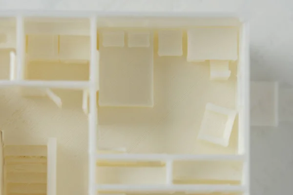 Pohled shora na architektonický 3D model interiéru domu s nábytkem, dveřmi, schodištěm a dalšími detaily vytištěnými na 3D tiskárně s bílým vláknem pomocí technologie FDM. — Stock fotografie