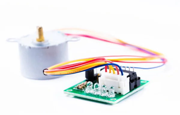 Close-up van stappenmotor en controller voor arduino geïsoleerd op witte achtergrond. — Stockfoto