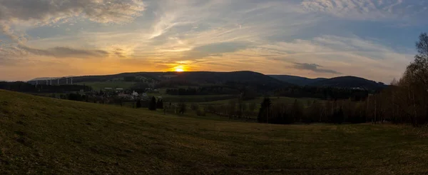 Όμορφο ηλιοβασίλεμα στη Ραμζόβα. Jeseniky βουνά στην Τσεχική Δημοκρατία — Φωτογραφία Αρχείου