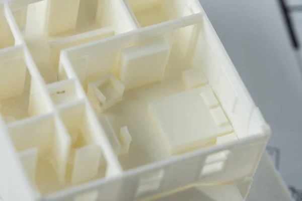 Detailní záběr na architektonický 3D model interiéru ložnice s nábytkem a velkou postelí vytištěnou na 3D tiskárně s bílým vláknem technologií FDM. — Stock fotografie