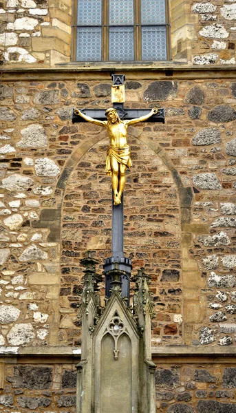 Zlatá socha ukřižovaného Ježíše Krista v krizi v katedrále sv. Petra a Pavla v Brně — Stock fotografie