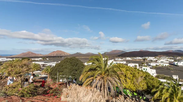 İspanya 'nın Kanarya Adaları, Lanzarote' deki Timanfaya Parkı 'nda volkanları olan Yaiza' nın manzarası. 