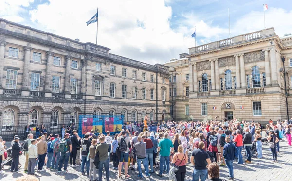 Edinburgh festival 2022 crowds watching a performance on the Royal Mile in Scotland, Edinburgh
