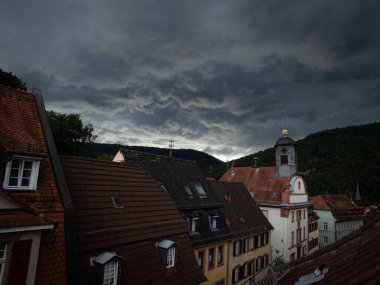 Güney Almanya 'daki küçük bir kasabada şiddetli bir yağmur öncesi dramatik fırtına bulutları.