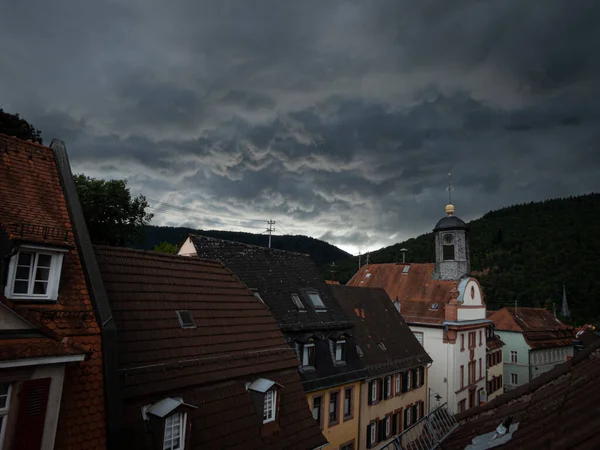 Güney Almanya 'daki küçük bir kasabada şiddetli bir yağmur öncesi dramatik fırtına bulutları.