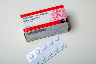 Neckargemuend, Almanya: 06 Ekim 2021: Reçeteli ilaç Amlodipine 'in ambalaj ve tabletleri, 5 mg' lık dozajda kalsiyum kanal blokörleri grubundan alınan tansiyon düşürücü bir hazırlık.