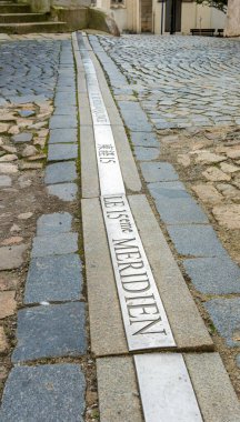 Çek Cumhuriyeti 'nin Jindrichuv kasabasındaki 15. meridyen doğu boylamı için kaldırıma gömülü işaret..