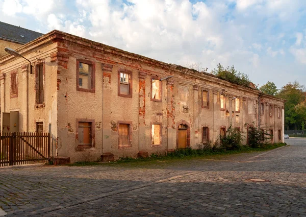 旧東ドイツのレンガ造りの工場ビルを放棄して経営していました — ストック写真