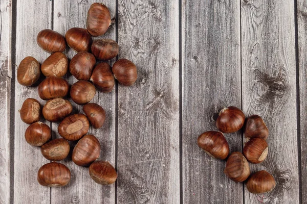 Biraz Çiğ Kestane Kestane Castanea Sativa Açık Renkli Ahşap Arka — Stok fotoğraf