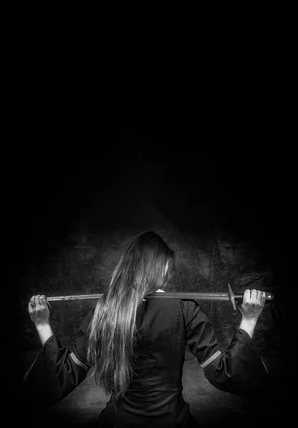 Портрет Молодой Длинноволосой Женщины Средневековом Костюме Сидящая Поза Мечом Над — стоковое фото