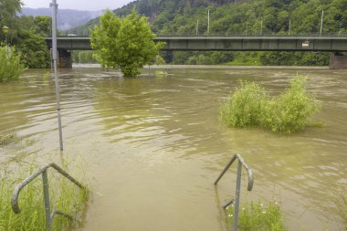 Almanya 'nın güneyindeki Neckargemund nehrinde sağanak yağış nedeniyle sel