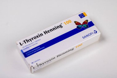 Neckargemuend, Almanya: 06 Ekim 2021: Reçeteli ilaç L-Thyroxin Henning 'in ambalajı, bir Levothyroxine hazırlık, tiroid hormonu tiroksin dozajının 100mg' da üretilen bir biçimidir..